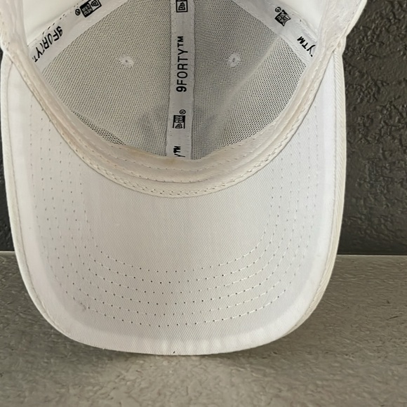 White hat - Picture 3 of 4